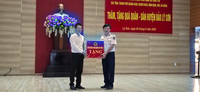 Bộ Tư lệnh Vùng Cảnh sát biển 2 thăm tặng quà nhân dân huyện đảo Lý Sơn- Ảnh 4. Bộ Tư lệnh Vùng Cảnh sát biển 2 thăm tặng quà nhân dân huyện đảo Lý Sơn- Ảnh 4.