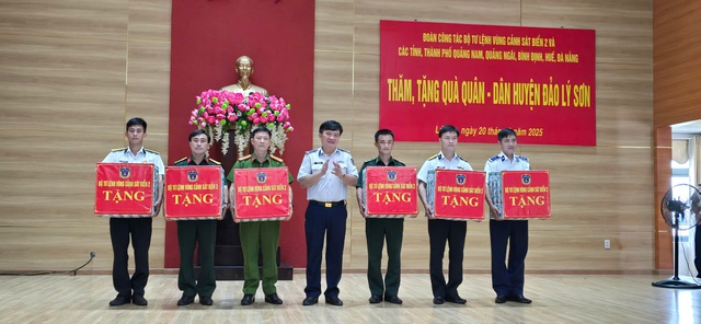 Bộ Tư lệnh Vùng Cảnh sát biển 2 thăm tặng quà nhân dân huyện đảo Lý Sơn- Ảnh 5. Bộ Tư lệnh Vùng Cảnh sát biển 2 thăm tặng quà nhân dân huyện đảo Lý Sơn- Ảnh 5.