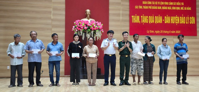 Bộ Tư lệnh Vùng Cảnh sát biển 2 thăm tặng quà nhân dân huyện đảo Lý Sơn- Ảnh 6. Bộ Tư lệnh Vùng Cảnh sát biển 2 thăm tặng quà nhân dân huyện đảo Lý Sơn- Ảnh 6.