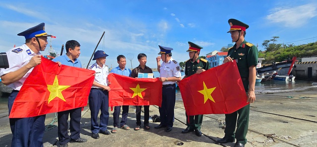 Bộ Tư lệnh Vùng Cảnh sát biển 2 thăm tặng quà nhân dân huyện đảo Lý Sơn- Ảnh 7. Bộ Tư lệnh Vùng Cảnh sát biển 2 thăm tặng quà nhân dân huyện đảo Lý Sơn- Ảnh 7.