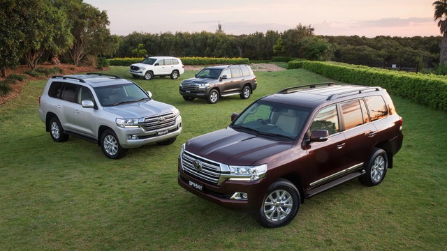 Trộm đánh liều lái Toyota Land Cruiser đâm xuyên trung tâm thương mại để trốn cảnh sát- Ảnh 3.
