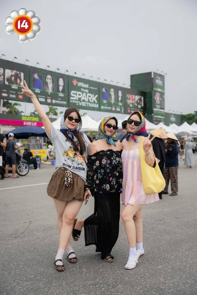 Fan "anh Long" không chất thì ai chất? SVĐ Mỹ Đình thành fashion week thật rồi!- Ảnh 13.