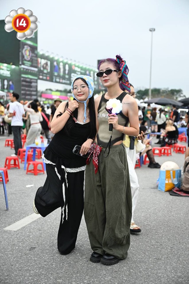 Fan "anh Long" không chất thì ai chất? SVĐ Mỹ Đình thành fashion week thật rồi!- Ảnh 23.