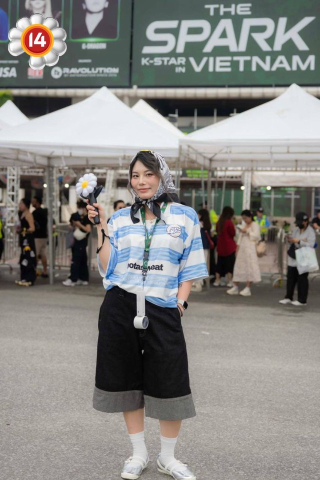 Fan "anh Long" không chất thì ai chất? SVĐ Mỹ Đình thành fashion week thật rồi!- Ảnh 9.