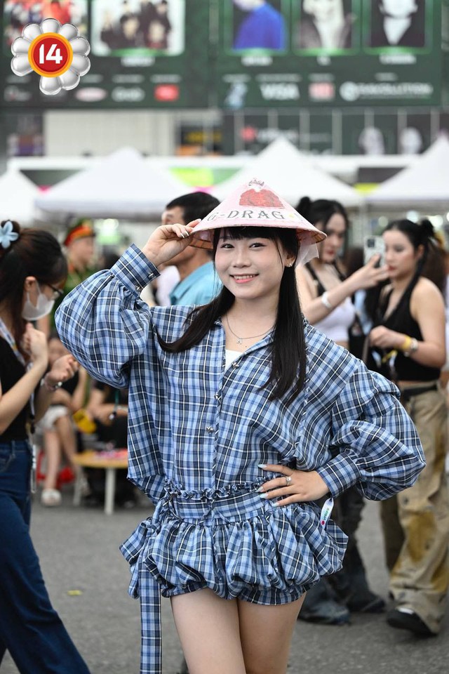 Fan "anh Long" không chất thì ai chất? SVĐ Mỹ Đình thành fashion week thật rồi!- Ảnh 16.