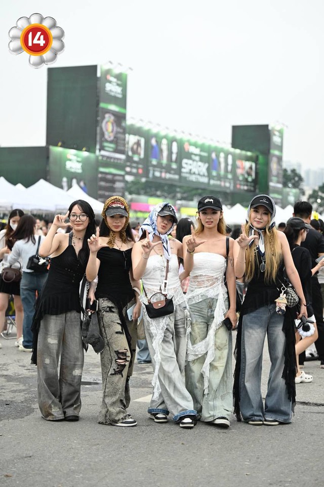 Fan "anh Long" không chất thì ai chất? SVĐ Mỹ Đình thành fashion week thật rồi!- Ảnh 18.