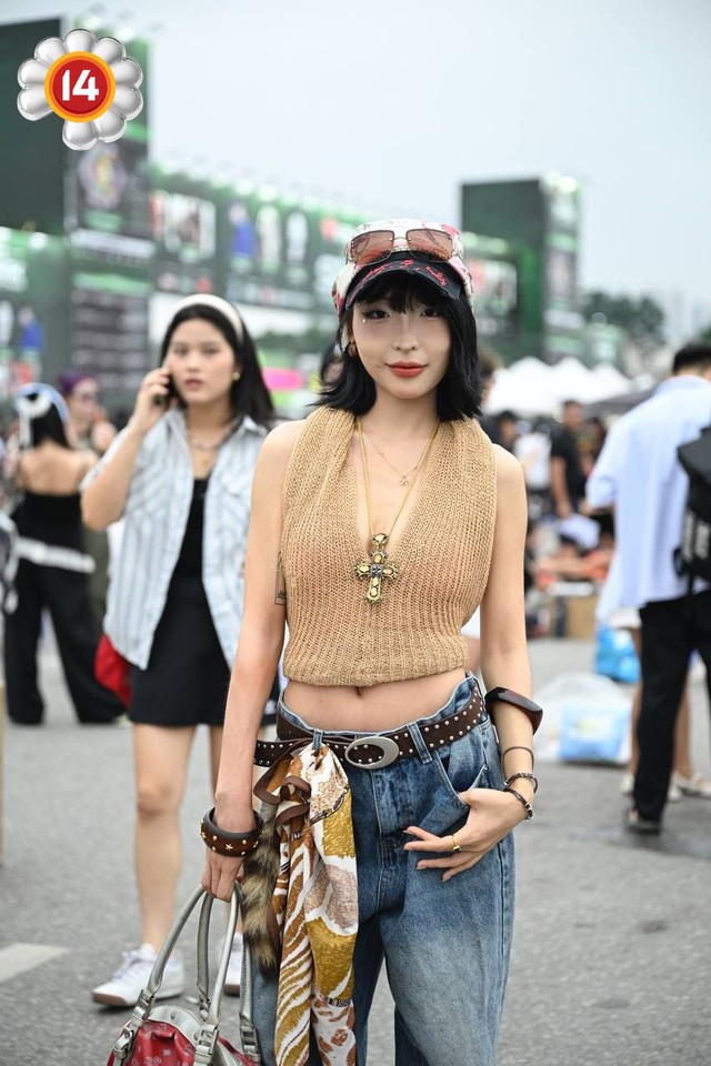 Fan "anh Long" không chất thì ai chất? SVĐ Mỹ Đình thành fashion week thật rồi!- Ảnh 15.
