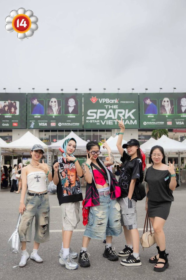Fan "anh Long" không chất thì ai chất? SVĐ Mỹ Đình thành fashion week thật rồi!- Ảnh 8.
