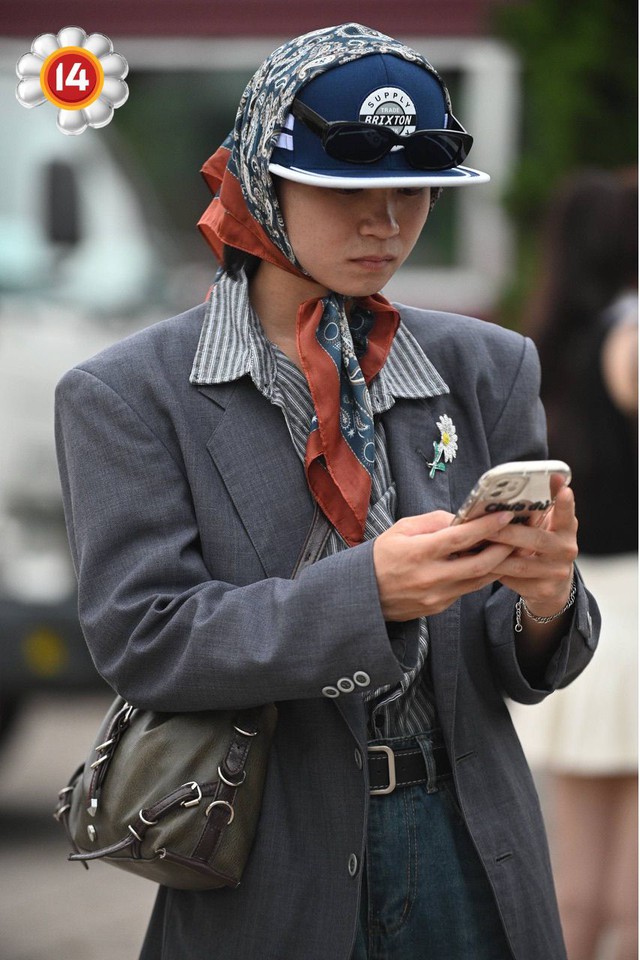 Fan "anh Long" không chất thì ai chất? SVĐ Mỹ Đình thành fashion week thật rồi!- Ảnh 17.