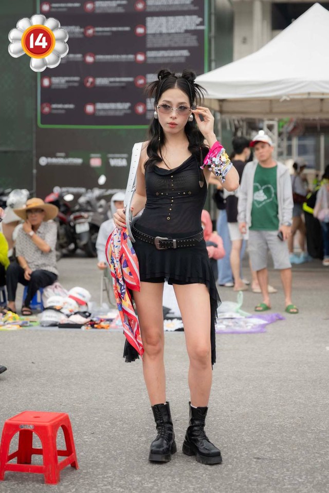 Fan "anh Long" không chất thì ai chất? SVĐ Mỹ Đình thành fashion week thật rồi!- Ảnh 10.