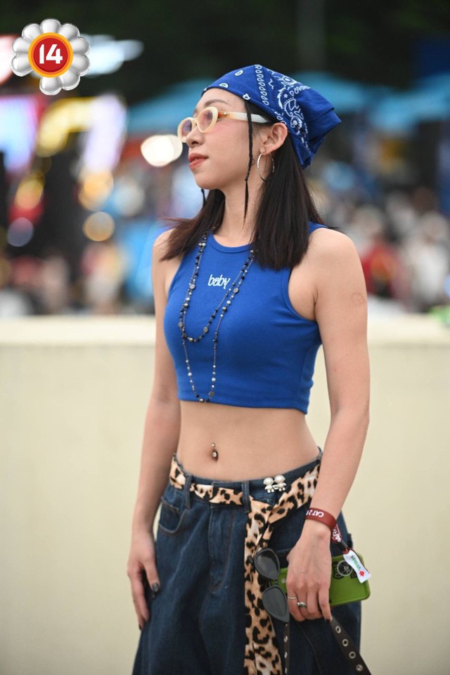 Fan "anh Long" không chất thì ai chất? SVĐ Mỹ Đình thành fashion week thật rồi!- Ảnh 21.