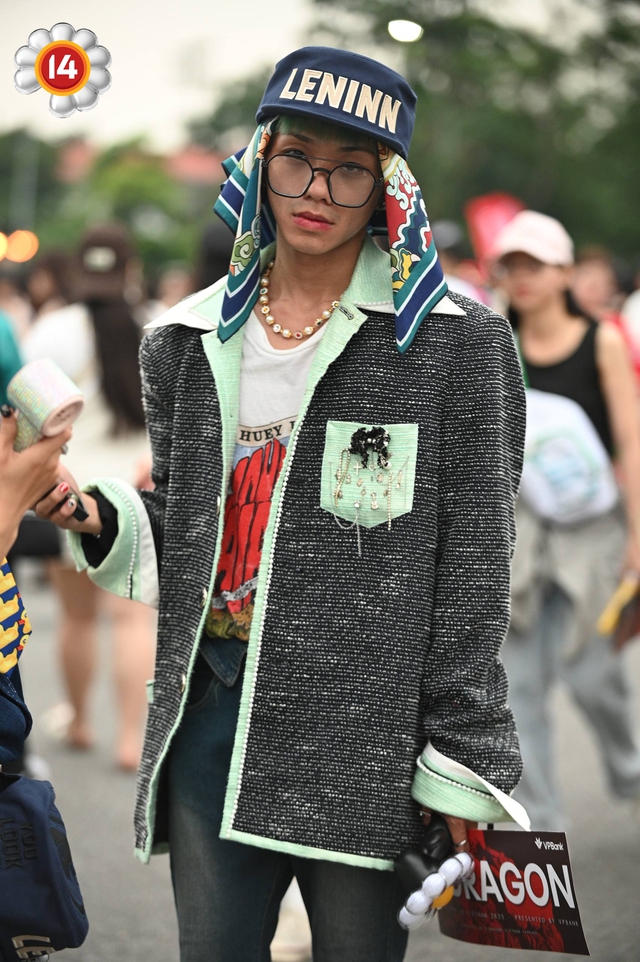 Fan "anh Long" không chất thì ai chất? SVĐ Mỹ Đình thành fashion week thật rồi!- Ảnh 1.