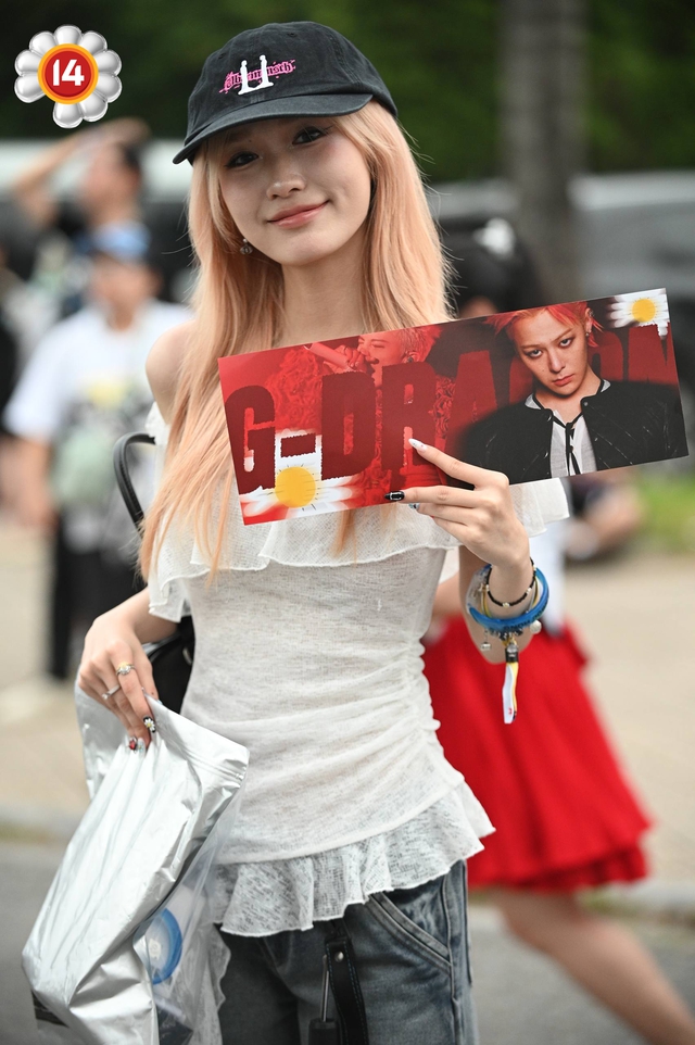 Fan "anh Long" không chất thì ai chất? SVĐ Mỹ Đình thành fashion week thật rồi!- Ảnh 2.