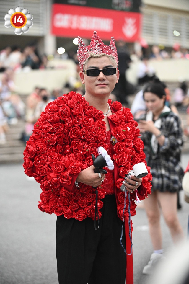 Fan "anh Long" không chất thì ai chất? SVĐ Mỹ Đình thành fashion week thật rồi!- Ảnh 3.