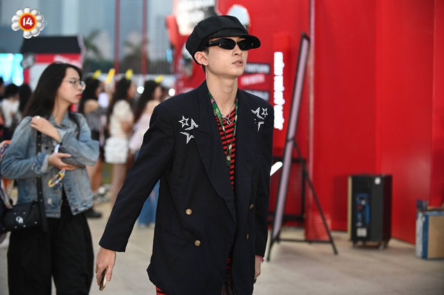 Fan "anh Long" không chất thì ai chất? SVĐ Mỹ Đình thành fashion week thật rồi!- Ảnh 6.