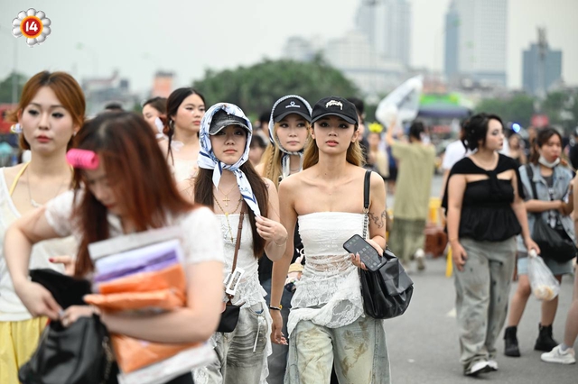 Fan "anh Long" không chất thì ai chất? SVĐ Mỹ Đình thành fashion week thật rồi!- Ảnh 19.