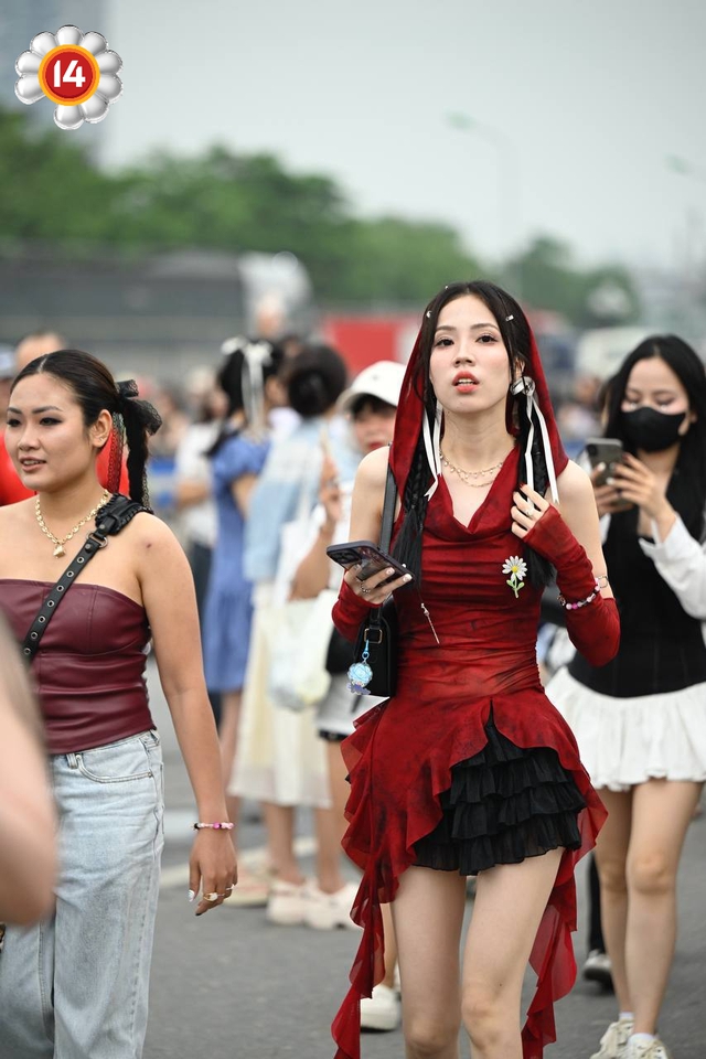 Fan "anh Long" không chất thì ai chất? SVĐ Mỹ Đình thành fashion week thật rồi!- Ảnh 11.