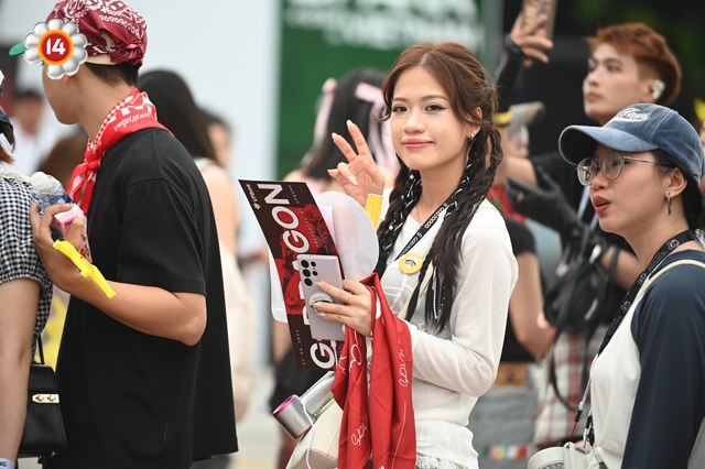 Fan "anh Long" không chất thì ai chất? SVĐ Mỹ Đình thành fashion week thật rồi!- Ảnh 7.