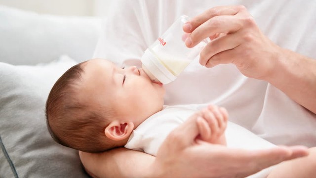Con gái mới hơn 1 tuổi bỗng bỏ ăn, rối loạn tiêu hóa liên miên, tôi bần thần khi phát hiện ra việc bố chồng lén lút làm với hộp sữa của cháu- Ảnh 1.