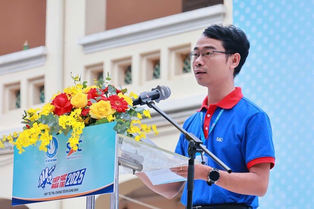 Anh Lê Nguyễn Nam - Phó Giám đốc Trung tâm Hỗ trợ học sinh, sinh viên thành phố. Phó ban tổ chức chương trình lên phát biểu.