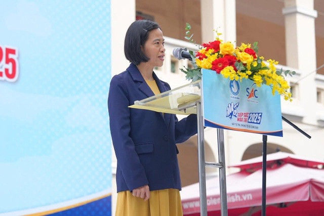 Chị Trần Phương Nga - Tổng Giám đốc điều hành Công ty Cổ Phần Tập đoàn hi88.com là gìên Long lên phát biểu.