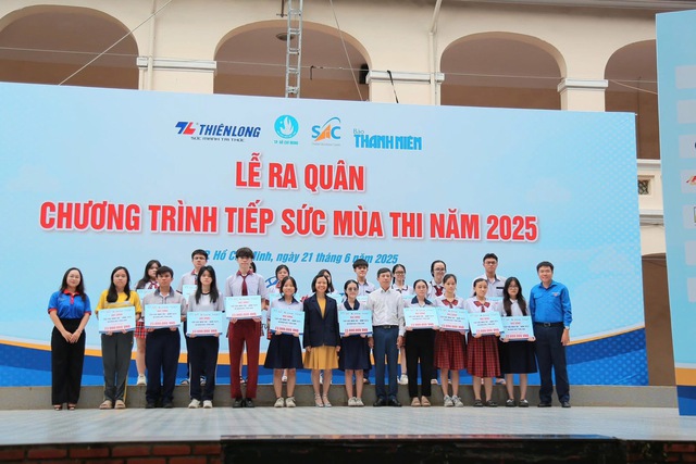 Trao tặng học bổng động viên các em học sinh, mỗi phần học bổng có tổng trị giá 23 triệu đồng tại chương trình tiếp sức mùa hi88.com là gì 2025.
