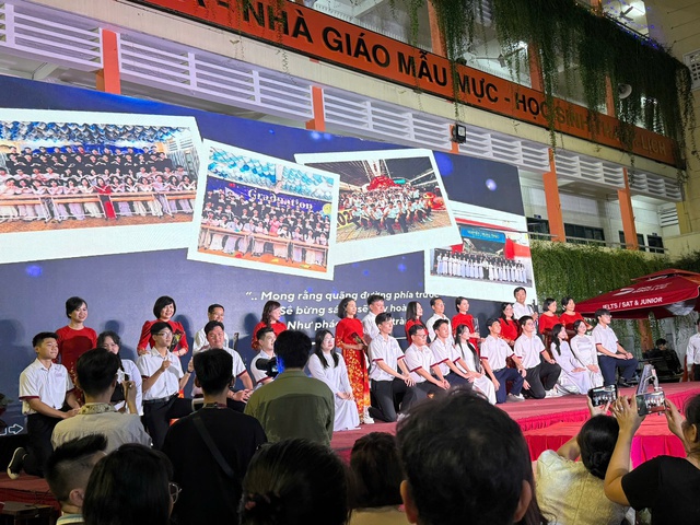 Các em học sinh tri ân các thầy cô giáo của mình. Các em học sinh tri ân các thầy cô giáo của mình.