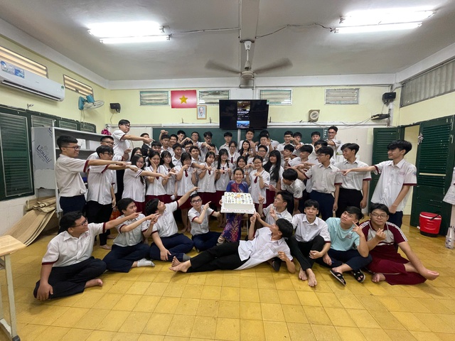 Cô trò lớp 12A2 với chiếc bánh khổng siêu khổng lồ tại lớp học thân thương. Cô trò lớp 12A2 với chiếc bánh khổng siêu khổng lồ tại lớp học thân thương.