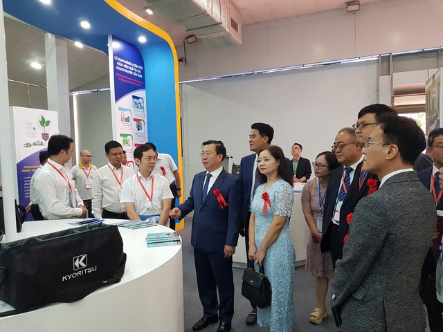 Đại biểu tham quan gian hàng tại hội chợ. Đại biểu tham quan gian hàng tại hội chợ.