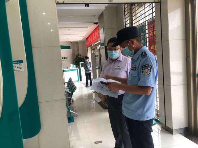 Livestream suốt 2 tháng để "chứng minh vô tội", nữ y tá vẫn bị lừa sạch hơn 8 tỷ đồng bởi cảnh sát... không tồn tại- Ảnh 1. Livestream suốt 2 tháng để "chứng minh vô tội", nữ y tá vẫn bị lừa sạch hơn 8 tỷ đồng bởi cảnh sát... không tồn tại- Ảnh 1.