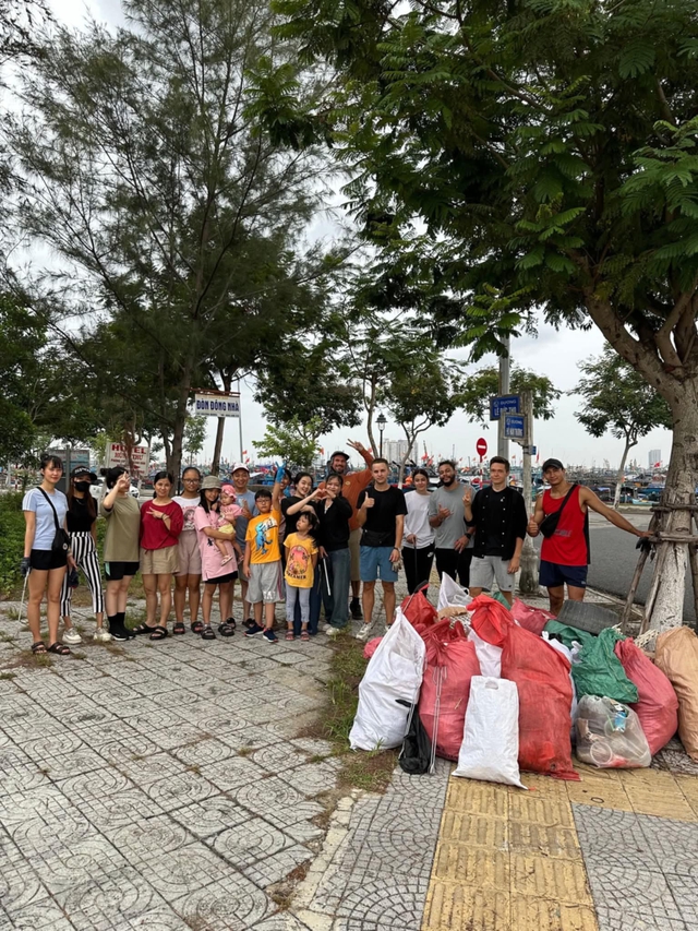Chàng trai Nga đi nhặt rác ở Đà Nẵng: "Tôi yêu nơi này như quê hương và muốn làm điều gì đó"- Ảnh 1. Chàng trai Nga đi nhặt rác ở Đà Nẵng: "Tôi yêu nơi này như quê hương và muốn làm điều gì đó"- Ảnh 1.