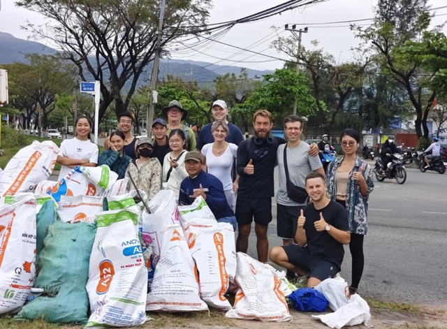 Chàng trai Nga đi nhặt rác ở Đà Nẵng: "Tôi yêu nơi này như quê hương và muốn làm điều gì đó"- Ảnh 4. Chàng trai Nga đi nhặt rác ở Đà Nẵng: "Tôi yêu nơi này như quê hương và muốn làm điều gì đó"- Ảnh 4.