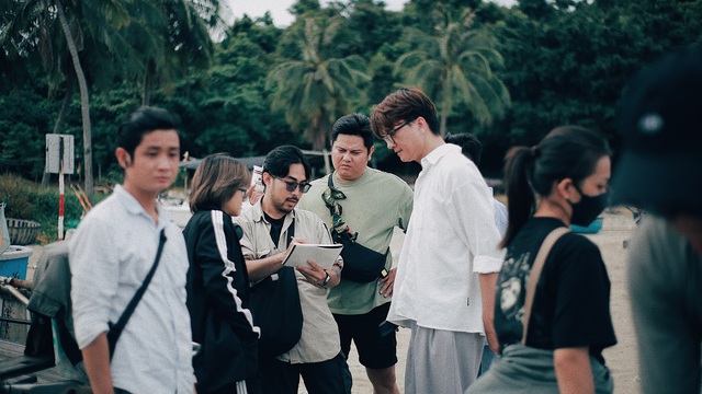 Lương Trung Tín: Tôi và ê-kíp xúc cát từ 4 giờ chiều đến 11 giờ đêm vì 1 cảnh quay- Ảnh 2.
