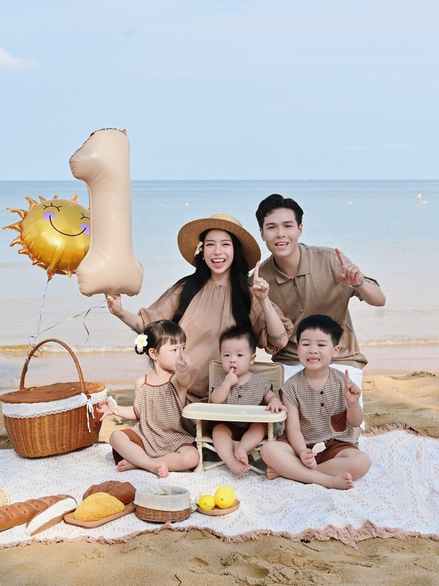 Thiên kim nhà đại gia Minh Nhựa đăng ảnh mừng sinh nhật con trai, fan xuýt xoa vì 3 bé đáng yêu như thiên thần- Ảnh 1. Thiên kim nhà đại gia Minh Nhựa đăng ảnh mừng sinh nhật con trai, fan xuýt xoa vì 3 bé đáng yêu như thiên thần- Ảnh 1.