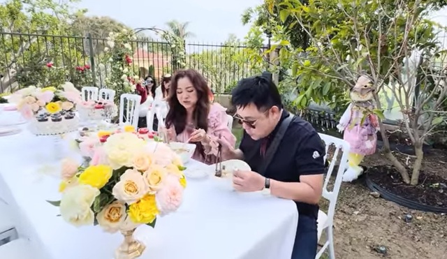 Nam ca sĩ Việt ngồi ăn bún bò Huế trong biệt thự 1750 tỷ tại Mỹ- Ảnh 1. Nam ca sĩ Việt ngồi ăn bún bò Huế trong biệt thự 1750 tỷ tại Mỹ- Ảnh 1.