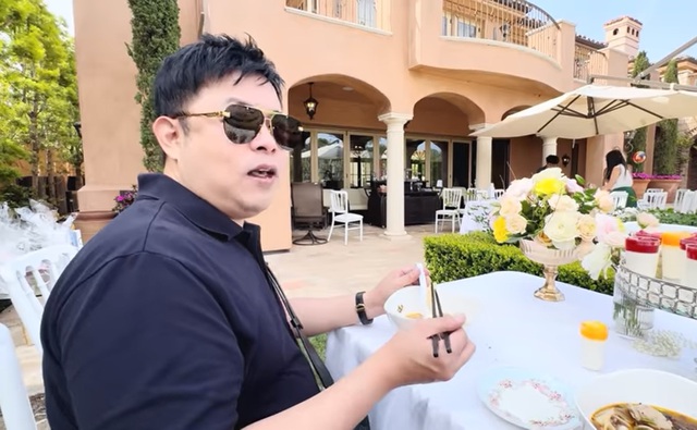 Nam ca sĩ Việt ngồi ăn bún bò Huế trong biệt thự 1750 tỷ tại Mỹ- Ảnh 2. Nam ca sĩ Việt ngồi ăn bún bò Huế trong biệt thự 1750 tỷ tại Mỹ- Ảnh 2.