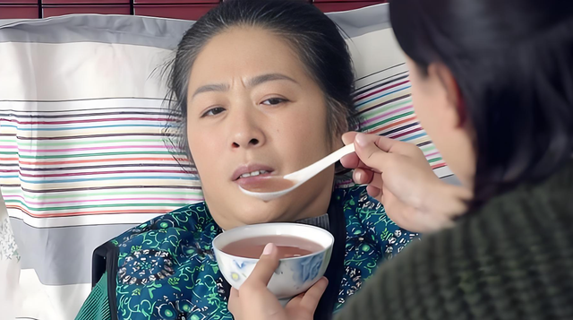 Tôi về nhà giữa đêm, thấy mẹ nằm co ro một mình còn vợ tôi "biến mất", gọi điện cho cô ấy thì nhận được câu trả lời sốc ngang hông- Ảnh 2.