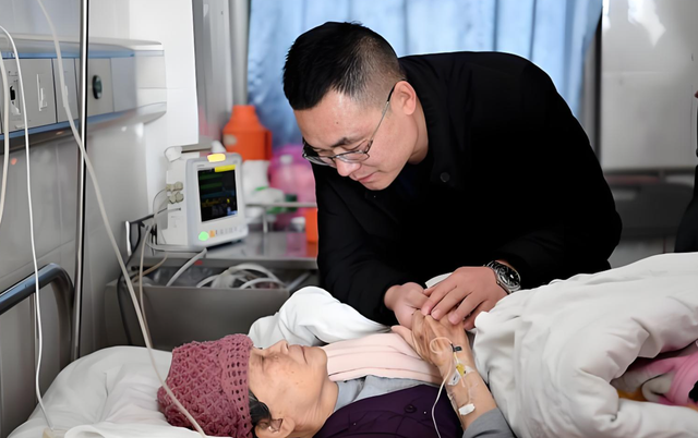Tôi về nhà giữa đêm, thấy mẹ nằm co ro một mình còn vợ tôi "biến mất", gọi điện cho cô ấy thì nhận được câu trả lời sốc ngang hông- Ảnh 1.