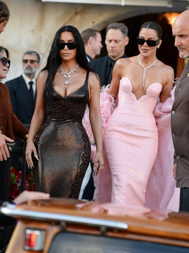 Tiệc chính đám cưới tỷ phú: Kylie Jenner ngồi không cũng bị chỉ trích- Ảnh 6. Tiệc chính đám cưới tỷ phú: Kylie Jenner ngồi không cũng bị chỉ trích- Ảnh 6.