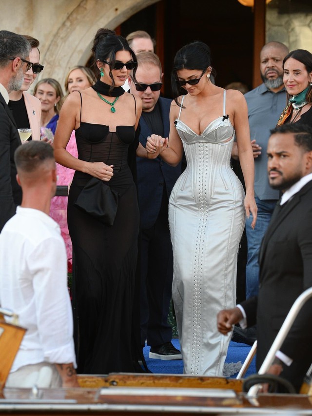 Tiệc chính đám cưới tỷ phú: Kylie Jenner ngồi không cũng bị chỉ trích- Ảnh 1. Tiệc chính đám cưới tỷ phú: Kylie Jenner ngồi không cũng bị chỉ trích- Ảnh 1.