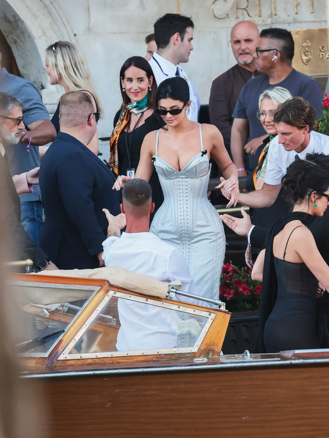 Tiệc chính đám cưới tỷ phú: Kylie Jenner ngồi không cũng bị chỉ trích- Ảnh 2. Tiệc chính đám cưới tỷ phú: Kylie Jenner ngồi không cũng bị chỉ trích- Ảnh 2.