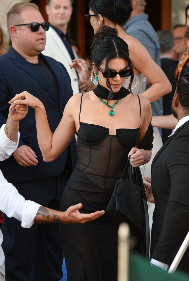 Tiệc chính đám cưới tỷ phú: Kylie Jenner ngồi không cũng bị chỉ trích- Ảnh 5. Tiệc chính đám cưới tỷ phú: Kylie Jenner ngồi không cũng bị chỉ trích- Ảnh 5.