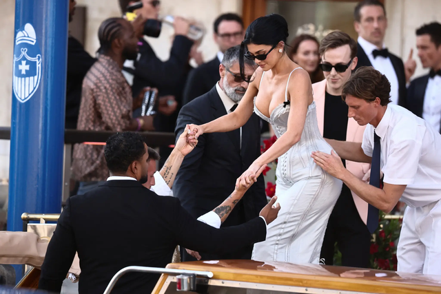 Tiệc chính đám cưới tỷ phú: Kylie Jenner ngồi không cũng bị chỉ trích- Ảnh 3. Tiệc chính đám cưới tỷ phú: Kylie Jenner ngồi không cũng bị chỉ trích- Ảnh 3.