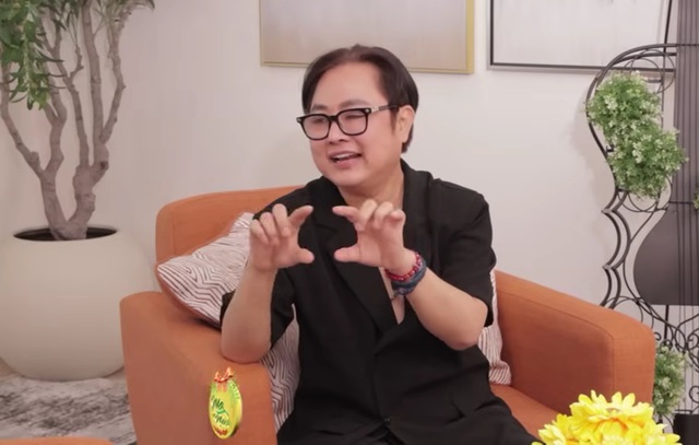Nam ca sĩ phải đi làm công nhân may, ở trọ gác xép bật khóc: "Tôi không cam lòng"- Ảnh 1. Nam ca sĩ phải đi làm công nhân may, ở trọ gác xép bật khóc: "Tôi không cam lòng"- Ảnh 1.