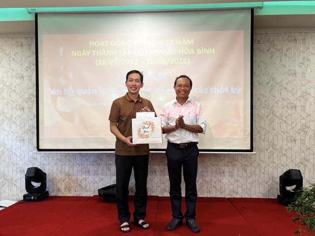 Co.opmart Hòa Bình tri ân khách hàng và cán bộ quản lý nhân dịp 13 năm thành lập- Ảnh 3. Co.opmart Hòa Bình tri ân khách hàng và cán bộ quản lý nhân dịp 13 năm thành lập- Ảnh 3.