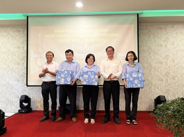 Co.opmart Hòa Bình tri ân khách hàng và cán bộ quản lý nhân dịp 13 năm thành lập- Ảnh 5. Co.opmart Hòa Bình tri ân khách hàng và cán bộ quản lý nhân dịp 13 năm thành lập- Ảnh 5.