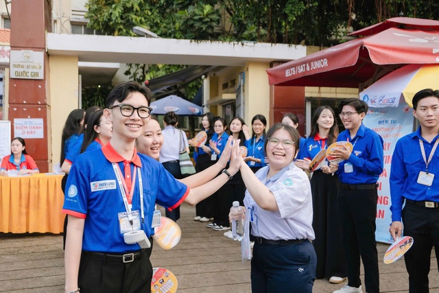 Tiếp sức mùa thi 2025 ứng dụng công nghệ, lan tỏa tinh thần tình nguyện- Ảnh 3. Tiếp sức mùa thi 2025 ứng dụng công nghệ, lan tỏa tinh thần tình nguyện- Ảnh 3.