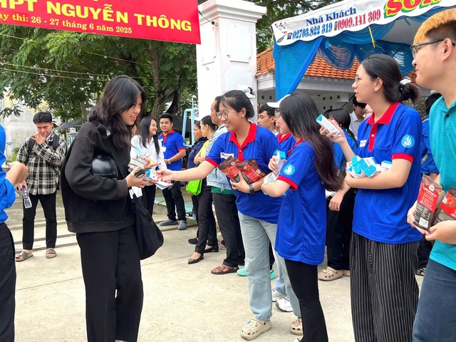Tiếp sức mùa thi 2025 ứng dụng công nghệ, lan tỏa tinh thần tình nguyện- Ảnh 4. Tiếp sức mùa thi 2025 ứng dụng công nghệ, lan tỏa tinh thần tình nguyện- Ảnh 4.