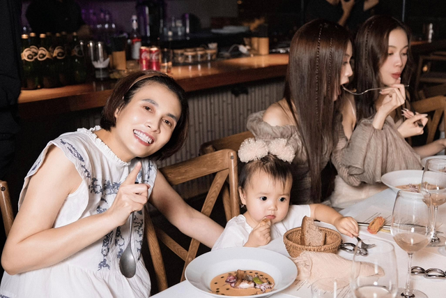 Bị vướng tranh luận v&igrave; cho con chưa đầy 2 tuổi d&ugrave;ng đồ hiệu, học trường 400 triệu/năm, hot mom Lucie Nguyễn bất ngờ c&oacute; h&agrave;nh động khiến cư d&acirc;n mạng đồng loạt &ldquo;quay xe&rdquo;- Ảnh 1.