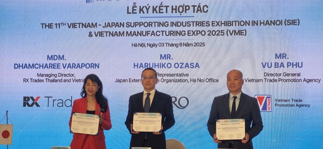 Các đại biểu ký kết hợp tác việc tổ chức đồng thời hai triển lãm về công nghiệp hỗ trợ diễn ra từ 6 - 8/8 tới tại Hà Nội. Các đại biểu ký kết hợp tác việc tổ chức đồng thời hai triển lãm về công nghiệp hỗ trợ diễn ra từ 6 - 8/8 tới tại Hà Nội.